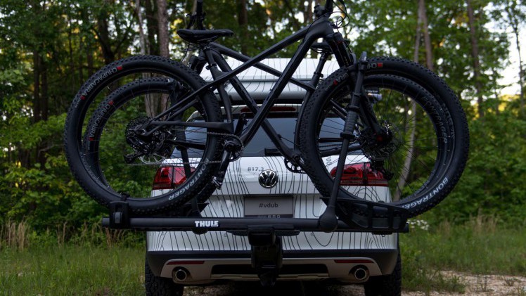 Hoog op de wielen en voorzieningen waar je rustig twee weken mee in het ruige terrein vooruit kunt, dat beidt de Volkswagen Golf Alltrack Country.