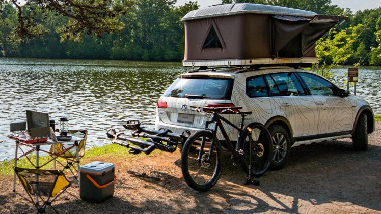 Hoog op de wielen en voorzieningen waar je rustig twee weken mee in het ruige terrein vooruit kunt, dat beidt de Volkswagen Golf Alltrack Country.