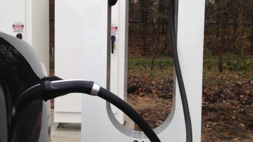 Tesla opent deze week een groot aantal nieuwe Supercharger snellaadlocaties in Nederland, Duitsland, Zwitserland en Oostenrijk.