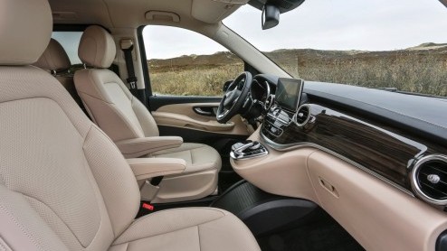 Autotest Mercedes-Benz V 250 BlueTEC, de nieuwe V-Klasse als ruime MPV voor VIP-shuttles en taxi-vervoer.