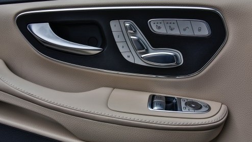 Autotest Mercedes-Benz V 250 BlueTEC, de nieuwe V-Klasse als ruime MPV voor VIP-shuttles en taxi-vervoer.