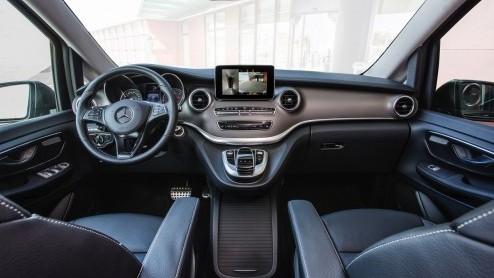 Autotest Mercedes-Benz V 250 BlueTEC, de nieuwe V-Klasse als ruime MPV voor VIP-shuttles en taxi-vervoer.