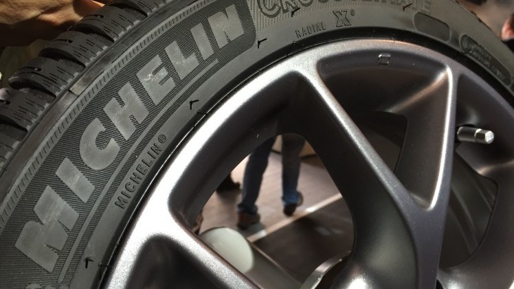Michelin CrossClimate is een nieuwe zomerband met wintercertificering. Daardoor is het de eerste zomerband die ook in de winter te gebruiken is en betere eigenschappen heeft dan een all-season band.