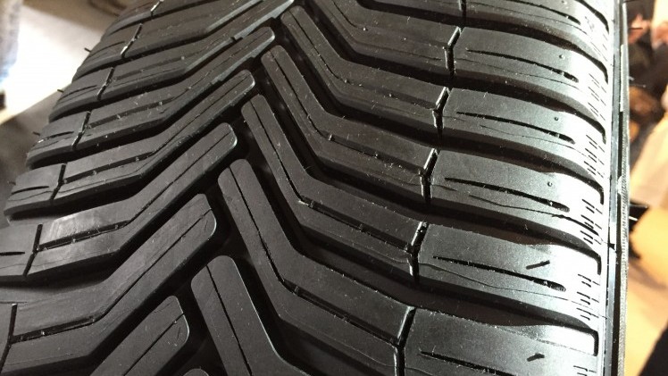 Michelin CrossClimate is een nieuwe zomerband met wintercertificering. Daardoor is het de eerste zomerband die ook in de winter te gebruiken is en betere eigenschappen heeft dan een all-season band.
