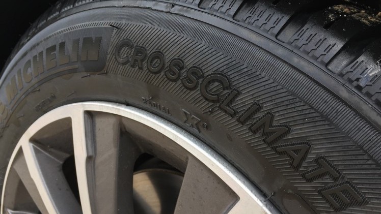 Michelin CrossClimate is een nieuwe zomerband met wintercertificering. Daardoor is het de eerste zomerband die ook in de winter te gebruiken is en betere eigenschappen heeft dan een all-season band.