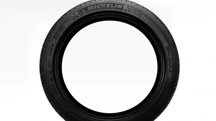 Michelin maakt autorijden stiller met Michelin Acoustic Technology. De nieuwe banden worden als eerste geleverd op de Mercedes-AMG S63.
