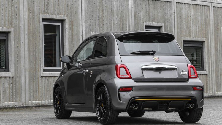 De kleine Abarth 500 komt in een speciale Pista uitvoering naar Nederland. Slechts 18 exemplaren zijn beschikbaar.