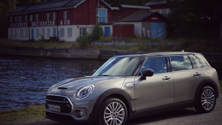Autotest MINI Clubman: hij verloor zijn gekke deurtje, groeide serieus en werd een stuk volwassener. Wij reden de Mini Clubman Cooper S rond Stockholm. Is hij naast praktisch ook nog wel speels.