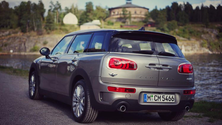 Autotest MINI Clubman: hij verloor zijn gekke deurtje, groeide serieus en werd een stuk volwassener. Wij reden de Mini Clubman Cooper S rond Stockholm. Is hij naast praktisch ook nog wel speels.