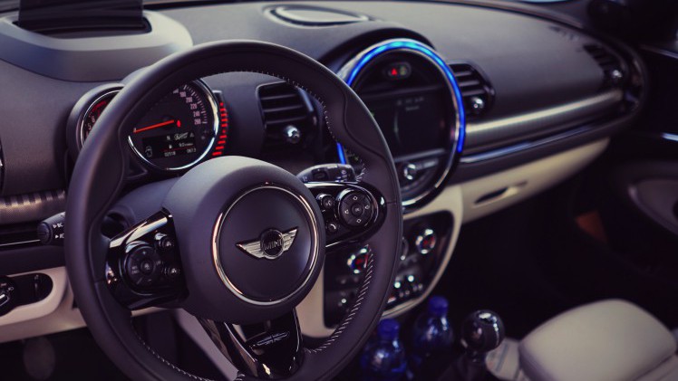 Autotest MINI Clubman: hij verloor zijn gekke deurtje, groeide serieus en werd een stuk volwassener. Wij reden de Mini Clubman Cooper S rond Stockholm. Is hij naast praktisch ook nog wel speels.