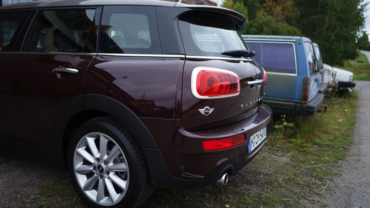Autotest MINI Clubman: hij verloor zijn gekke deurtje, groeide serieus en werd een stuk volwassener. Wij reden de Mini Clubman Cooper S rond Stockholm. Is hij naast praktisch ook nog wel speels.