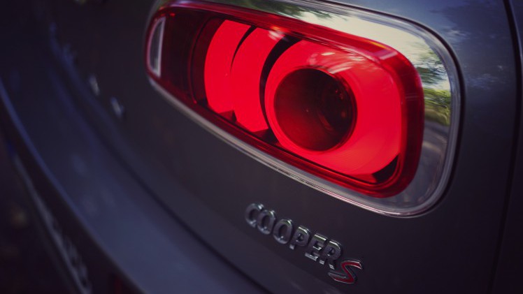 Autotest MINI Clubman: hij verloor zijn gekke deurtje, groeide serieus en werd een stuk volwassener. Wij reden de Mini Clubman Cooper S rond Stockholm. Is hij naast praktisch ook nog wel speels.