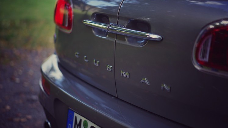 Autotest MINI Clubman: hij verloor zijn gekke deurtje, groeide serieus en werd een stuk volwassener. Wij reden de Mini Clubman Cooper S rond Stockholm. Is hij naast praktisch ook nog wel speels.