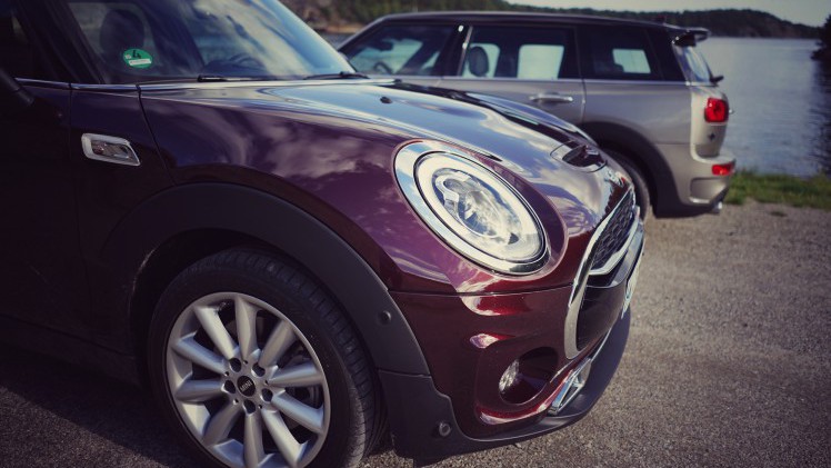 Autotest MINI Clubman: hij verloor zijn gekke deurtje, groeide serieus en werd een stuk volwassener. Wij reden de Mini Clubman Cooper S rond Stockholm. Is hij naast praktisch ook nog wel speels.