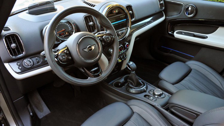Mini breidt het programma van de Countryman uit met een plug-in hybride. AutoVandaag ging met deze zuinig bedoelde versie op stap.