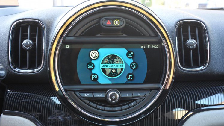Mini breidt het programma van de Countryman uit met een plug-in hybride. AutoVandaag ging met deze zuinig bedoelde versie op stap.