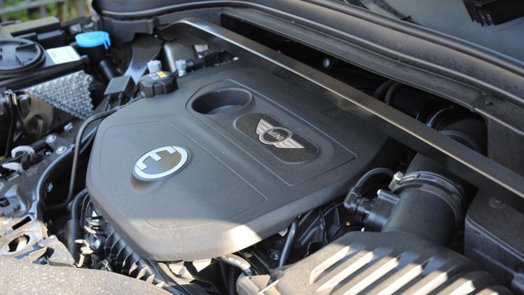 Mini breidt het programma van de Countryman uit met een plug-in hybride. AutoVandaag ging met deze zuinig bedoelde versie op stap.