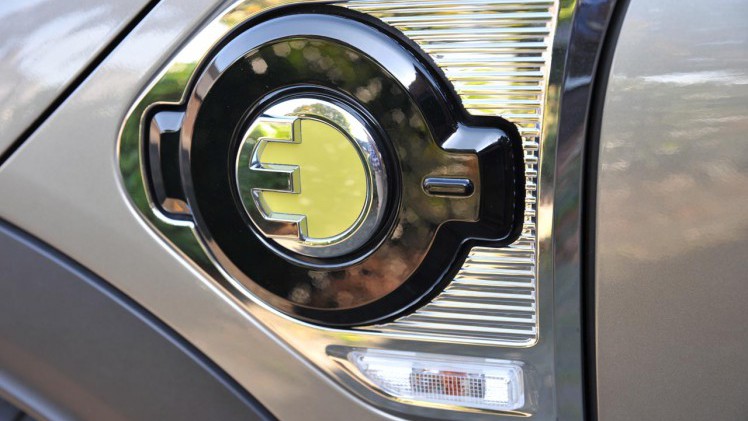 Mini breidt het programma van de Countryman uit met een plug-in hybride. AutoVandaag ging met deze zuinig bedoelde versie op stap.