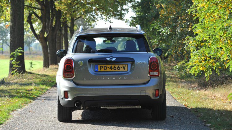 Mini breidt het programma van de Countryman uit met een plug-in hybride. AutoVandaag ging met deze zuinig bedoelde versie op stap.