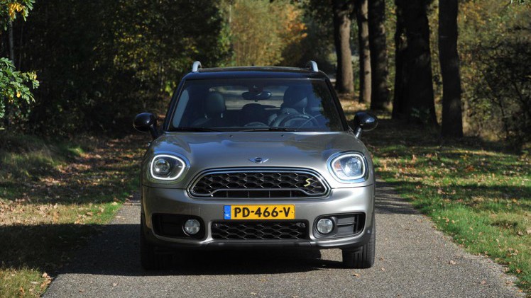 Mini breidt het programma van de Countryman uit met een plug-in hybride. AutoVandaag ging met deze zuinig bedoelde versie op stap.