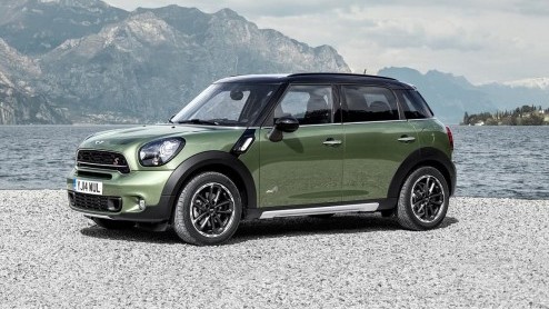 Mini heeft de Countryman in het nieuw gestoken. Volgens Mini zijn de uiterlijke wijzigingen gelukkig licht gewijzigd. Het nieuws zit hem dan ook vooral in de techniek.