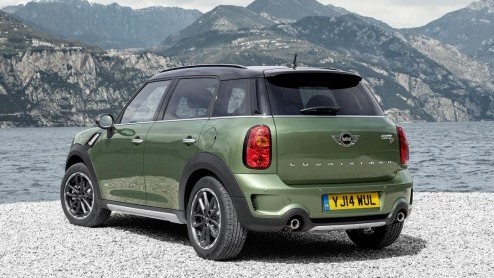 Mini heeft de Countryman in het nieuw gestoken. Volgens Mini zijn de uiterlijke wijzigingen gelukkig licht gewijzigd. Het nieuws zit hem dan ook vooral in de techniek.