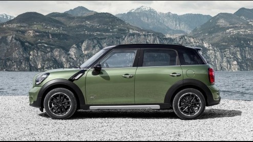 Mini heeft de Countryman in het nieuw gestoken. Volgens Mini zijn de uiterlijke wijzigingen gelukkig licht gewijzigd. Het nieuws zit hem dan ook vooral in de techniek.