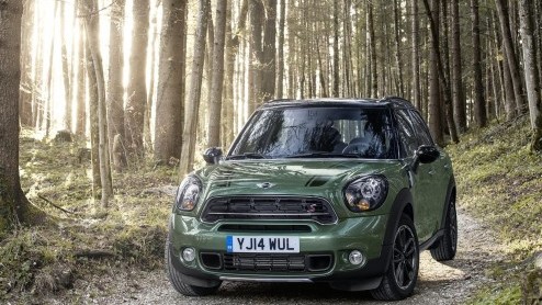 Mini heeft de Countryman in het nieuw gestoken. Volgens Mini zijn de uiterlijke wijzigingen gelukkig licht gewijzigd. Het nieuws zit hem dan ook vooral in de techniek.