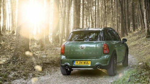 Mini heeft de Countryman in het nieuw gestoken. Volgens Mini zijn de uiterlijke wijzigingen gelukkig licht gewijzigd. Het nieuws zit hem dan ook vooral in de techniek.