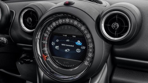 Mini heeft de Countryman in het nieuw gestoken. Volgens Mini zijn de uiterlijke wijzigingen gelukkig licht gewijzigd. Het nieuws zit hem dan ook vooral in de techniek.