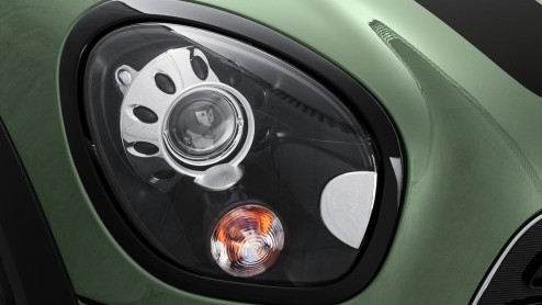 Mini heeft de Countryman in het nieuw gestoken. Volgens Mini zijn de uiterlijke wijzigingen gelukkig licht gewijzigd. Het nieuws zit hem dan ook vooral in de techniek.