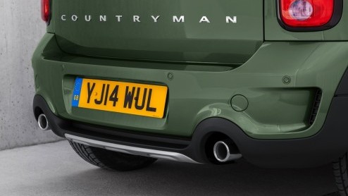 Mini heeft de Countryman in het nieuw gestoken. Volgens Mini zijn de uiterlijke wijzigingen gelukkig licht gewijzigd. Het nieuws zit hem dan ook vooral in de techniek.