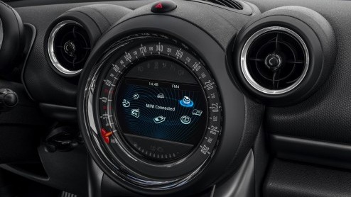 Mini heeft de Countryman in het nieuw gestoken. Volgens Mini zijn de uiterlijke wijzigingen gelukkig licht gewijzigd. Het nieuws zit hem dan ook vooral in de techniek.