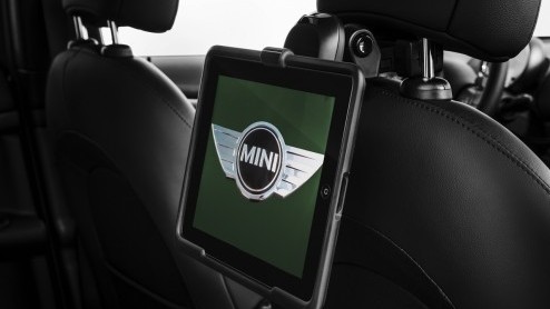 Mini heeft de Countryman in het nieuw gestoken. Volgens Mini zijn de uiterlijke wijzigingen gelukkig licht gewijzigd. Het nieuws zit hem dan ook vooral in de techniek.