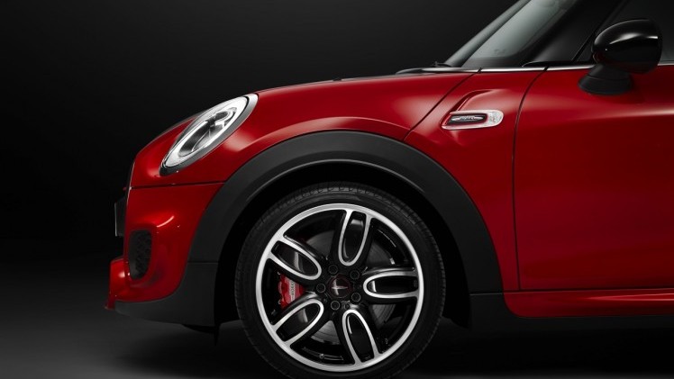 Mini introduceert voorlopig topmodel met Mini John Cooper Works 2.0 TwinPower Turbo, goed voor 231 pk. Zijn prijs is vastgesteld op 39.995 euro.