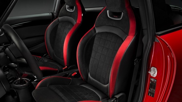 Mini introduceert voorlopig topmodel met Mini John Cooper Works 2.0 TwinPower Turbo, goed voor 231 pk. Zijn prijs is vastgesteld op 39.995 euro.