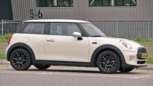 Rijtest nieuwe Mini One. De nieuwe instapper is de aan te raden versie van de geheel vernieuwde Mini, want ook zijn 1,2 liter driecilinder voldoet uitstekend.