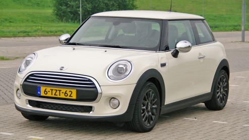 Rijtest nieuwe Mini One. De nieuwe instapper is de aan te raden versie van de geheel vernieuwde Mini, want ook zijn 1,2 liter driecilinder voldoet uitstekend.
