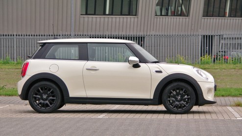 Rijtest nieuwe Mini One. De nieuwe instapper is de aan te raden versie van de geheel vernieuwde Mini, want ook zijn 1,2 liter driecilinder voldoet uitstekend.