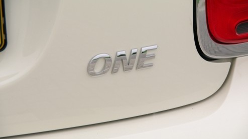 Rijtest nieuwe Mini One. De nieuwe instapper is de aan te raden versie van de geheel vernieuwde Mini, want ook zijn 1,2 liter driecilinder voldoet uitstekend.
