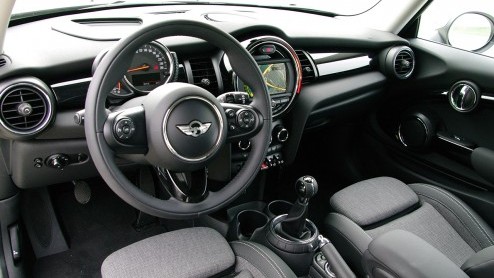 Rijtest nieuwe Mini One. De nieuwe instapper is de aan te raden versie van de geheel vernieuwde Mini, want ook zijn 1,2 liter driecilinder voldoet uitstekend.