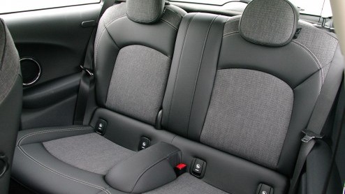 Rijtest nieuwe Mini One. De nieuwe instapper is de aan te raden versie van de geheel vernieuwde Mini, want ook zijn 1,2 liter driecilinder voldoet uitstekend.