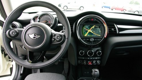Rijtest nieuwe Mini One. De nieuwe instapper is de aan te raden versie van de geheel vernieuwde Mini, want ook zijn 1,2 liter driecilinder voldoet uitstekend.