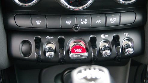 Rijtest nieuwe Mini One. De nieuwe instapper is de aan te raden versie van de geheel vernieuwde Mini, want ook zijn 1,2 liter driecilinder voldoet uitstekend.