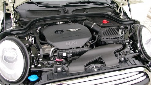 Rijtest nieuwe Mini One. De nieuwe instapper is de aan te raden versie van de geheel vernieuwde Mini, want ook zijn 1,2 liter driecilinder voldoet uitstekend.