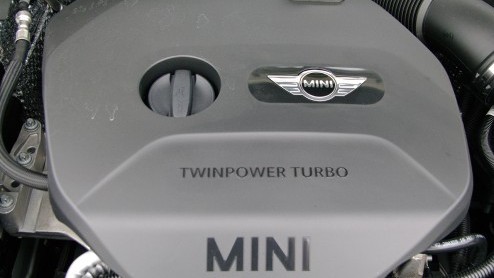 Rijtest nieuwe Mini One. De nieuwe instapper is de aan te raden versie van de geheel vernieuwde Mini, want ook zijn 1,2 liter driecilinder voldoet uitstekend.