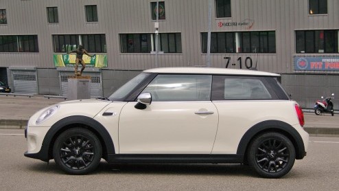 Rijtest nieuwe Mini One. De nieuwe instapper is de aan te raden versie van de geheel vernieuwde Mini, want ook zijn 1,2 liter driecilinder voldoet uitstekend.