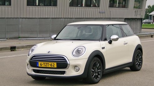 Rijtest nieuwe Mini One. De nieuwe instapper is de aan te raden versie van de geheel vernieuwde Mini, want ook zijn 1,2 liter driecilinder voldoet uitstekend.