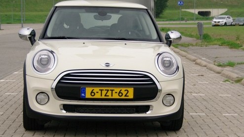 Rijtest nieuwe Mini One. De nieuwe instapper is de aan te raden versie van de geheel vernieuwde Mini, want ook zijn 1,2 liter driecilinder voldoet uitstekend.