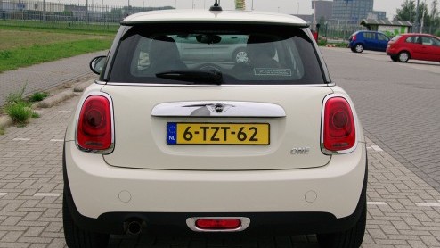 Rijtest nieuwe Mini One. De nieuwe instapper is de aan te raden versie van de geheel vernieuwde Mini, want ook zijn 1,2 liter driecilinder voldoet uitstekend.